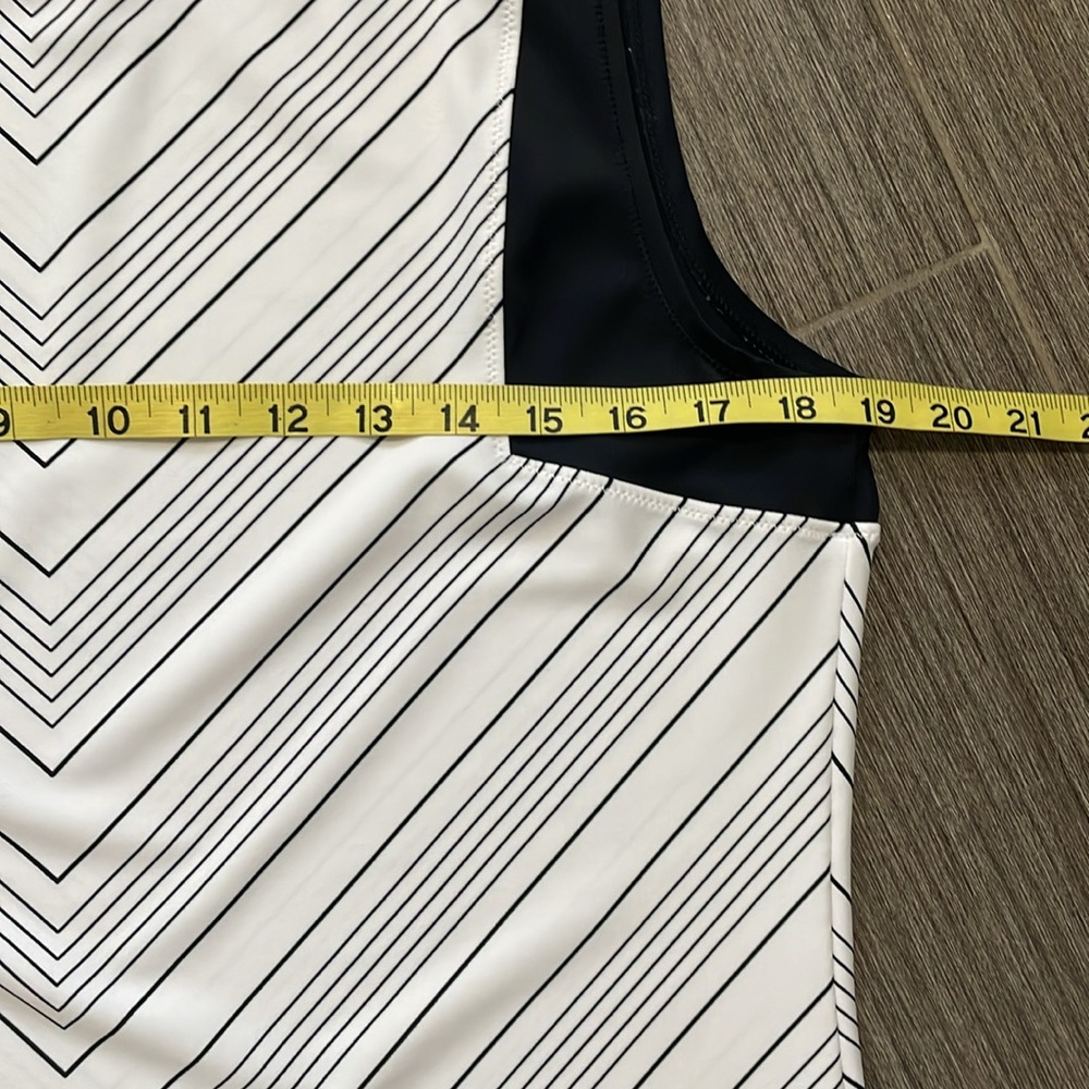 Athleta Rash-Guard Black/White Chevron Stripe Sleeveless Swim Top L EUC - Picture 10 of 11